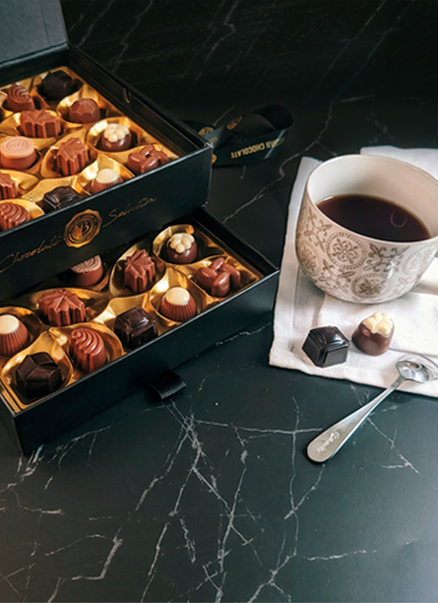 Cesta de Navidad con Té, Bombones, Galletas, Chocolate y Mermeladas